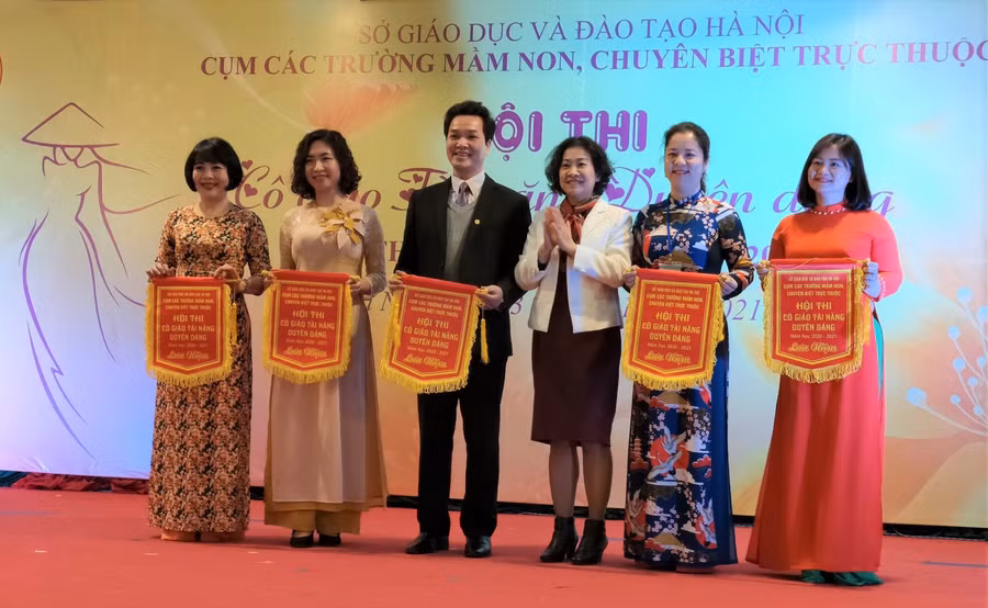 Trao cờ lưu niệm cho các đơn vị tham gia Hội thi.