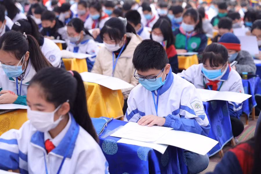 Thí sinh nghiêm túc làm bài thi trắc nghiệm.