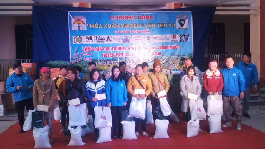 Trao quà cho các hộ gia đình khó khăn.