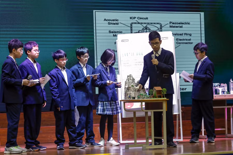 Học sinh thuyết trình sản phẩm STEM.