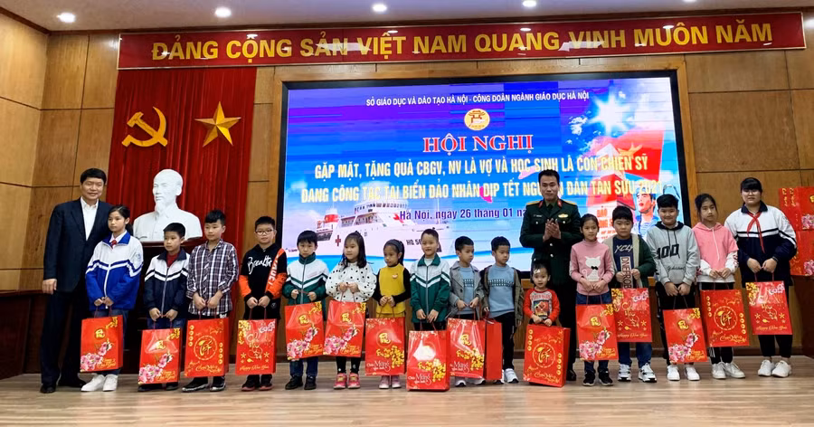 Trao quà cho học sinh là con các chiến sỹ đang làm nhiệm vụ tại các vùng biển đảo.