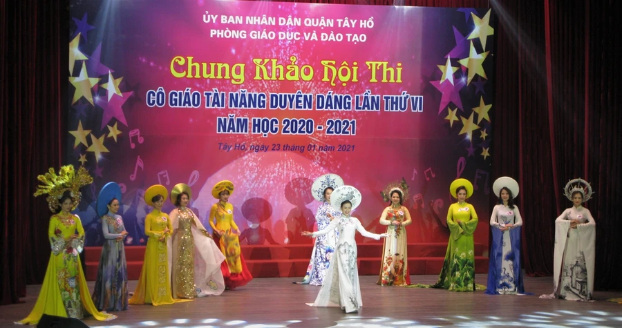 12 thí sinh tham dự Hội thi "Cô giáo tài năng duyên dáng" quận Tây Hồ.