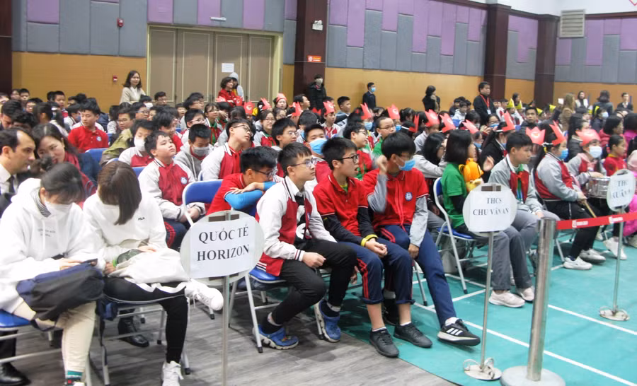 Đông đảo HS cổ vũ và giao lưu cùng chương trình.