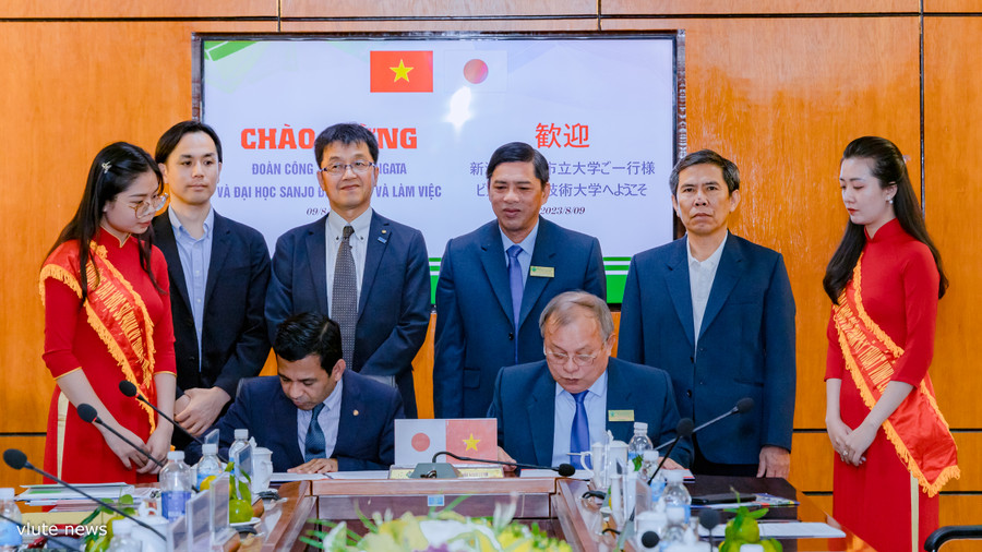Lãnh đạo hai trường tổ chức ký kết.