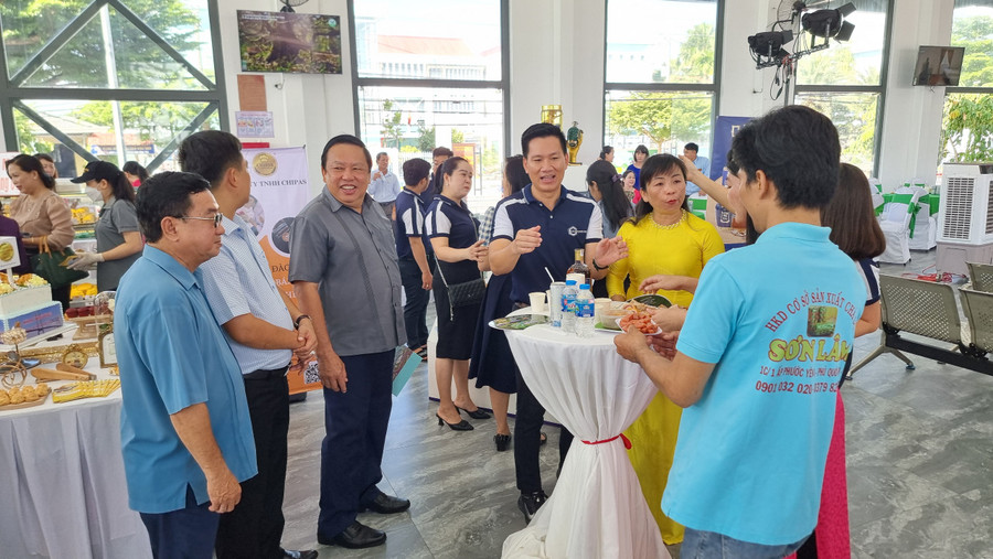 Lãnh đạo UBND tỉnh Vĩnh Long tham quan các sản phẩm trưng bày.