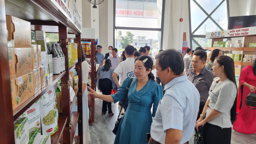 Đại biểu tham quan sản phẩm Ocop.