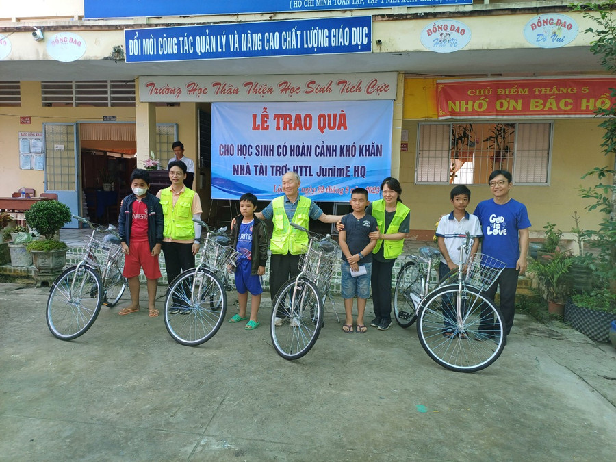 Các em học sinh xã Lộc Hòa, Thạnh Quới được nhận xe đạp. Các em học sinh xã Lộc Hòa, Thạnh Quới được nhận xe đạp.