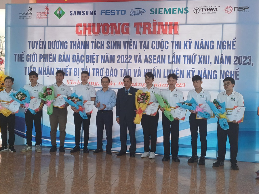 Ban giám hiệu trường khen thưởng cho các thí sinh.