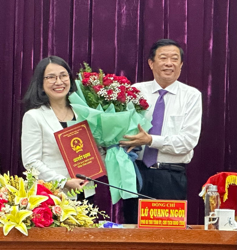 Bí thư tỉnh ủy Bùi Văn Nghiêm trao quyết định bộ nhiệm giám đốc Sở Y Tế cho bà Hồ Thị Thu Hằng, Bí thư tỉnh ủy Bùi Văn Nghiêm trao quyết định bộ nhiệm giám đốc Sở Y Tế cho bà Hồ Thị Thu Hằng,