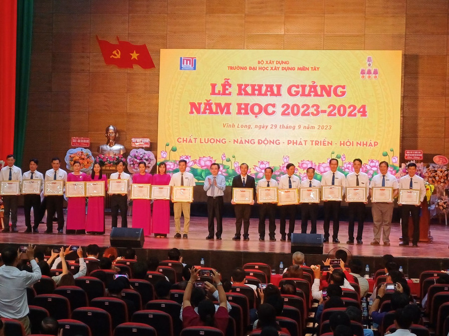 Ông Nguyễn Thanh Nghị tặng bằng khen cho các tập thể nhà trường.