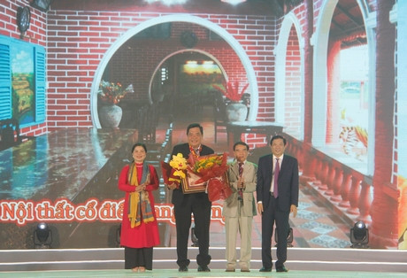Bí thư Tỉnh uỷ Vĩnh Long và Tổ chức kỷ lục Việt Nam trao kỷ lục “Ngôi nhà có kiến trúc 3 gian 2 chái truyền thống hoàn toàn bằng gốm đỏ Vĩnh Long lớn nhất Việt Nam” cho ông Nguyễn Văn Buôl. Bí thư Tỉnh uỷ Vĩnh Long và Tổ chức kỷ lục Việt Nam trao kỷ lục “Ngôi nhà có kiến trúc 3 gian 2 chái truyền thống hoàn toàn bằng gốm đỏ Vĩnh Long lớn nhất Việt Nam” cho ông Nguyễn Văn Buôl.
