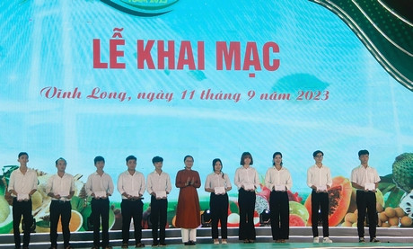 Phó Chủ tịch UBND tỉnh Vĩnh Long tặng học bổng cho học sinh. Phó Chủ tịch UBND tỉnh Vĩnh Long tặng học bổng cho học sinh.