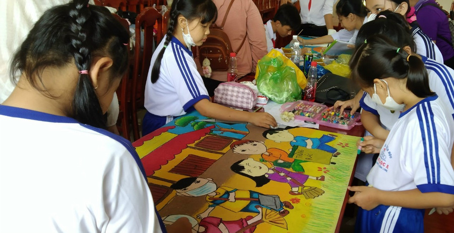 Các em dần hoàn thiện tác phẩm dự thi.