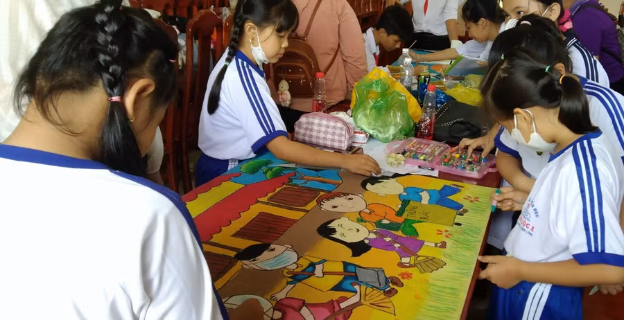 Các em dần hoàn thiện tác phẩm dự thi.