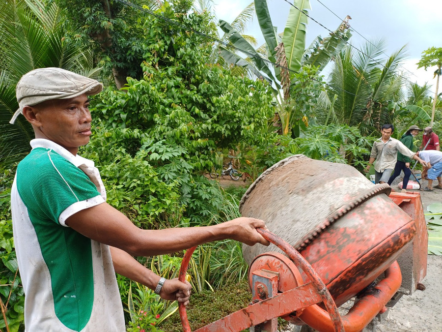 Anh Phương tham gia làm đường giao thông. Anh Phương tham gia làm đường giao thông.