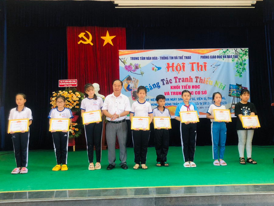 Các em thí sinh được nhận giải tại hội thi.