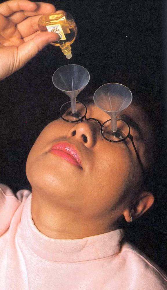 Kính phễu giúp tiện lợi khi nhỏ thuốc vào mắt