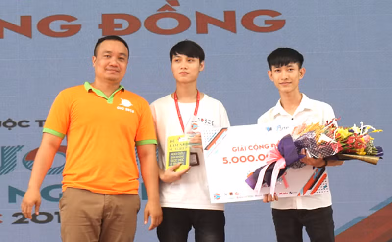 Khoa (giữa) và Đạt giới thiệu sản phẩm mũ bảo hiểm thông minh tại Cuộc thi Ý tưởng khởi nghiệp CiC 2018