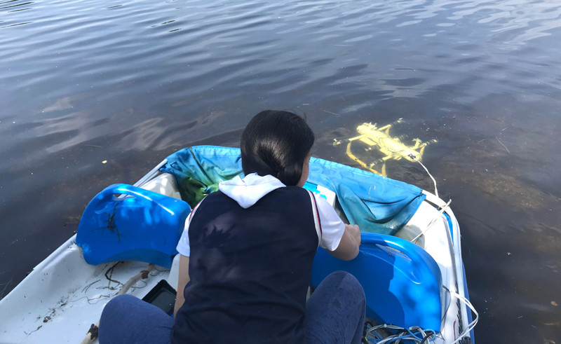 Anna Du đang thử nghiệm thiết bị ROV Nereid Jr. ở cảng Boston