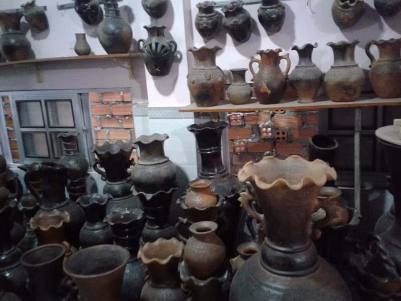 Những sản phẩm gốm trưng bày tại cơ sở sản xuất