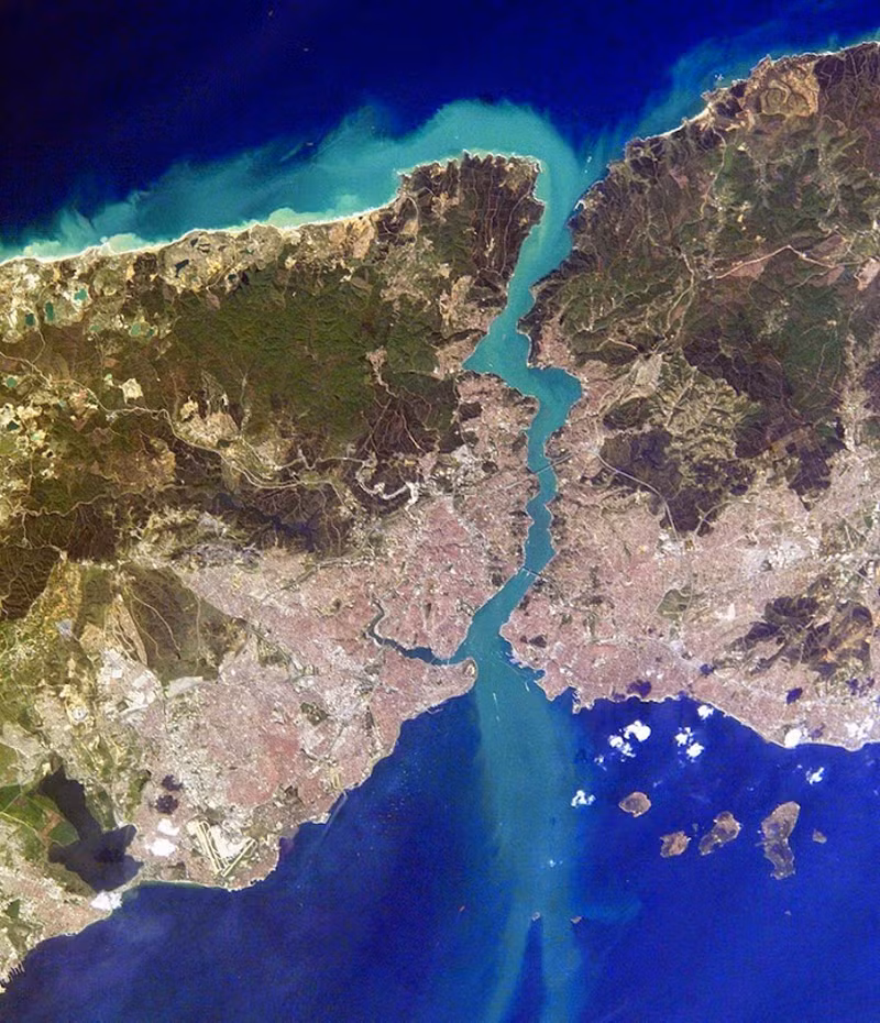 Eo biển Bosphorus, đường giao thông thủy, ranh giới tự nhiên giữa hai lục địa Á-Âu