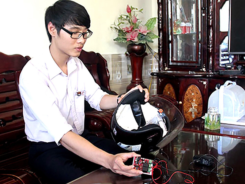 Trần Đăng Khoa đã phát triển sản phẩm mũ bảo hiểm thông minh từ khi còn là HS lớp 12 Trần Đăng Khoa đã phát triển sản phẩm mũ bảo hiểm thông minh từ khi còn là HS lớp 12