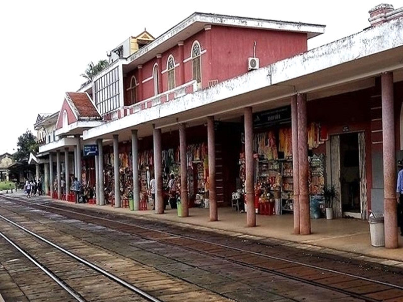 Hành lang đợi tàu thoáng mát dành cho kẻ đón, người đưa