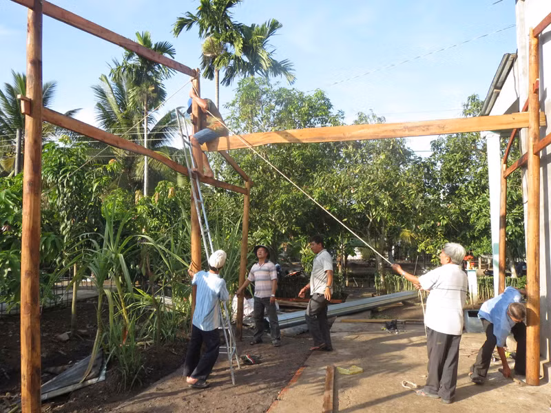 Những người trong tổ từ thiện đang chung tay dựng một căn nhà
