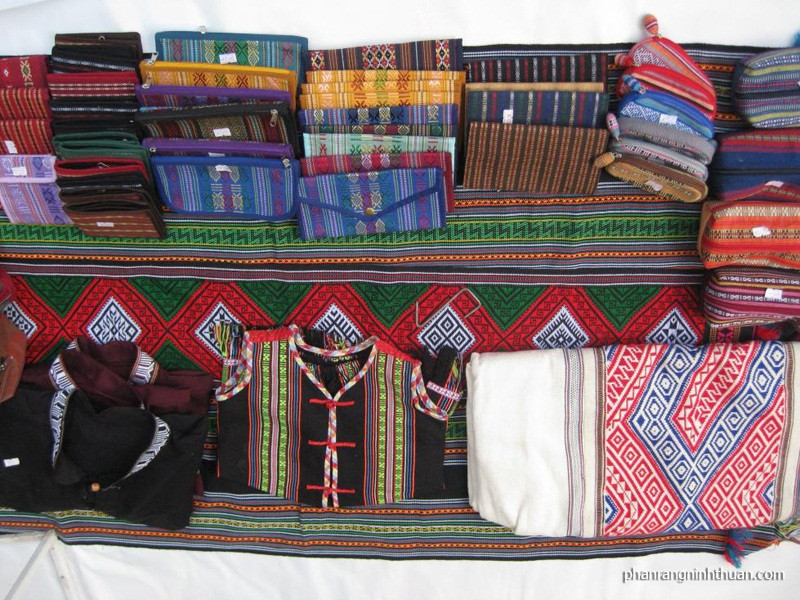 Những sản phẩm được làm từ thổ cẩm truyền thống Những sản phẩm được làm từ thổ cẩm truyền thống