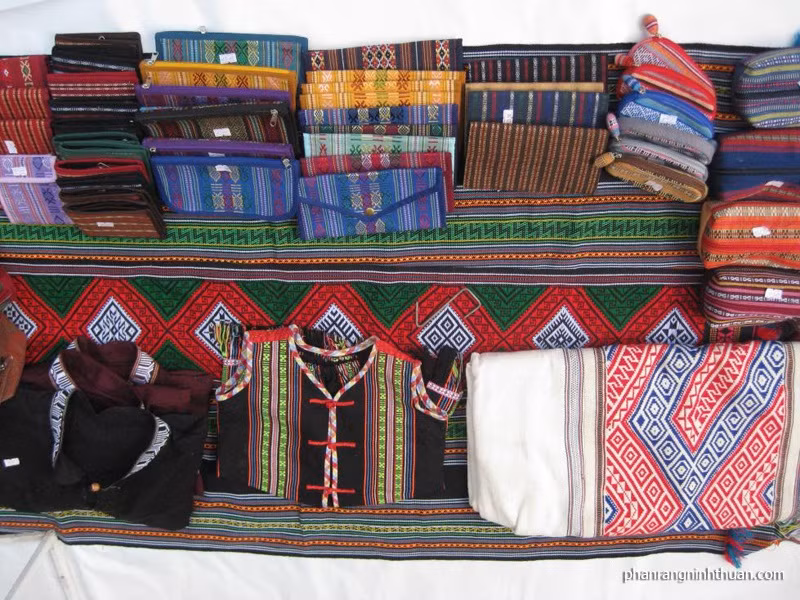 Những sản phẩm được làm từ thổ cẩm truyền thống