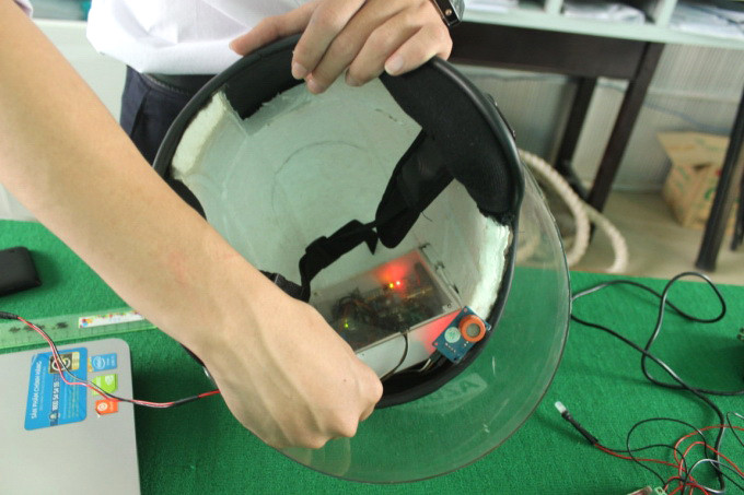 Bên trong mũ bảo hiểm thông minh gắn nhiều thiết bị điện tử để hỗ trợ người đi đường Bên trong mũ bảo hiểm thông minh gắn nhiều thiết bị điện tử để hỗ trợ người đi đường