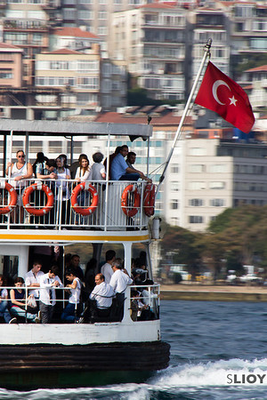 Đi phà qua eo biển Bosphorus