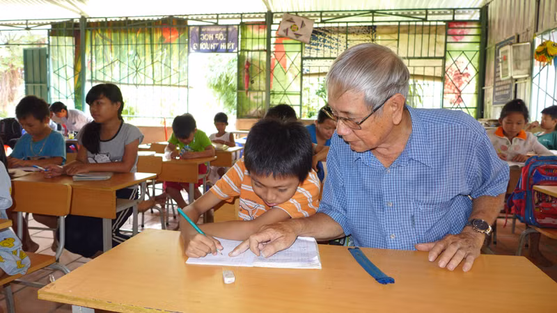 Ông Ngô Tùng Bích cùng học sinh tại lớp học tình thương