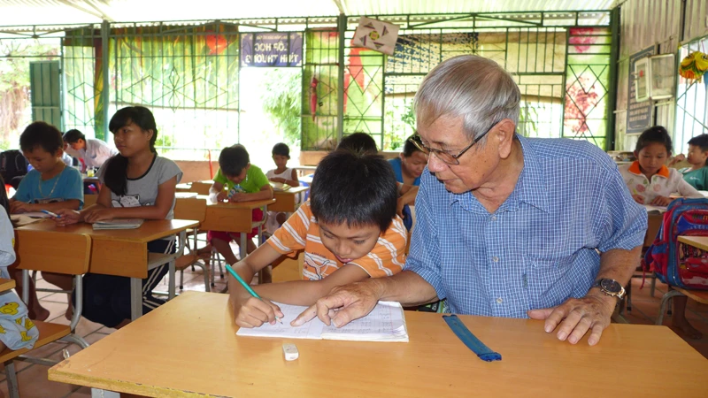 Ông Ngô Tùng Bích cùng học sinh tại lớp học tình thương