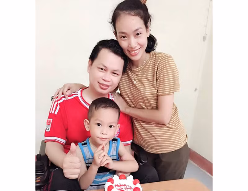 Anh Đạt, chị Hằng và bé Gia Bảo