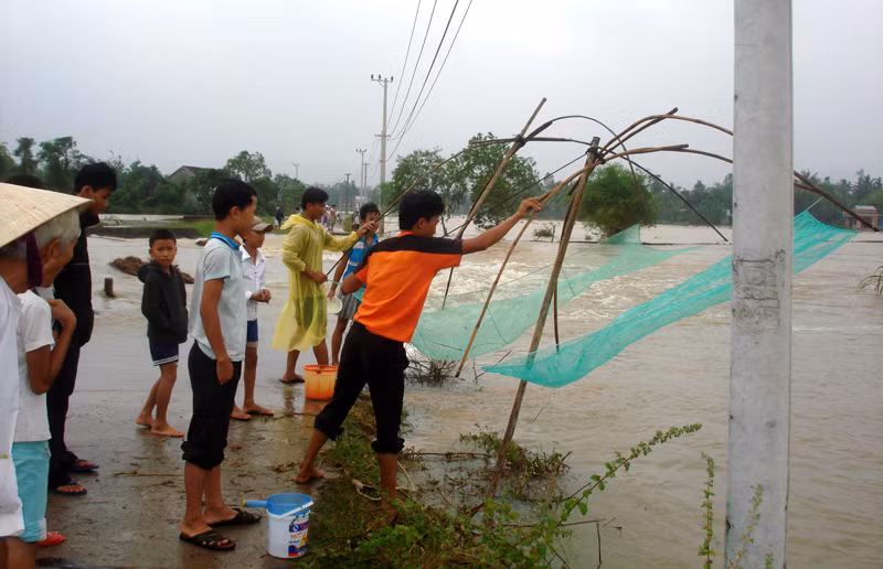 Kéo tủ trên đập xóm Cư Nhơn (Dương Lâm 2, Hoà Phong, Hòa Vang, Đà Nẵng)