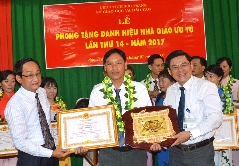 Thầy Nguyễn Văn Nhân đón nhận danh hiệu Nhà giáo ưu tú