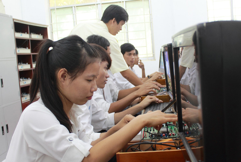 Sinh viên Trường ĐH Trà Vinh trong giờ thực hành