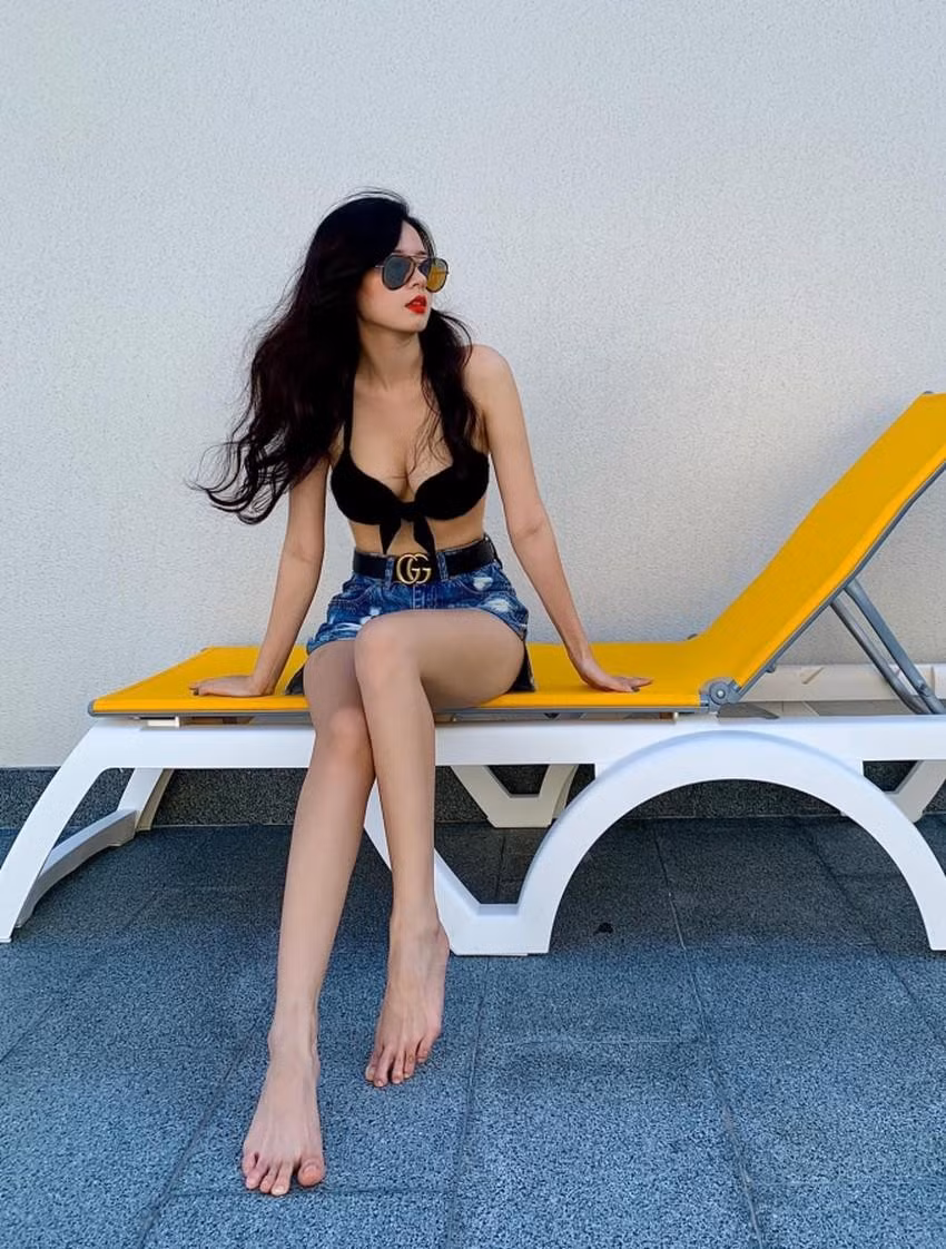 Midu phối quần short jean với áo tắm thắt nơ ngọt ngào khi đi biển.