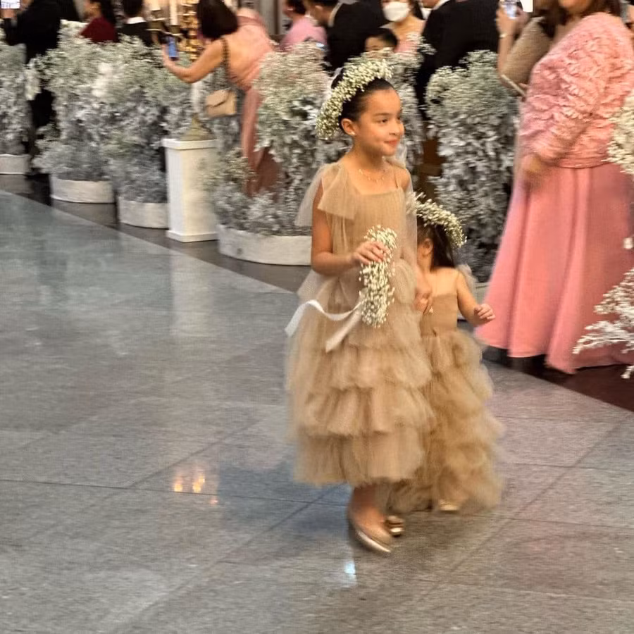 Phù dâu nhí Zia xinh xắn trong mẫu váy bồng bềnh. Phù dâu nhí Zia xinh xắn trong mẫu váy bồng bềnh.