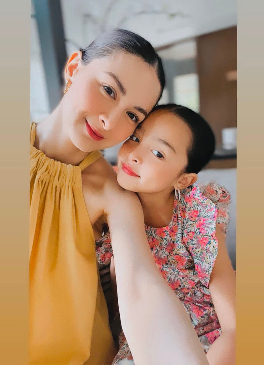 Bé Zia có đường nét hoàn hảo, cô bé nhận được sự quan tâm của truyền thông ngay từ khi còn bé. Bé Zia có đường nét hoàn hảo, cô bé nhận được sự quan tâm của truyền thông ngay từ khi còn bé.