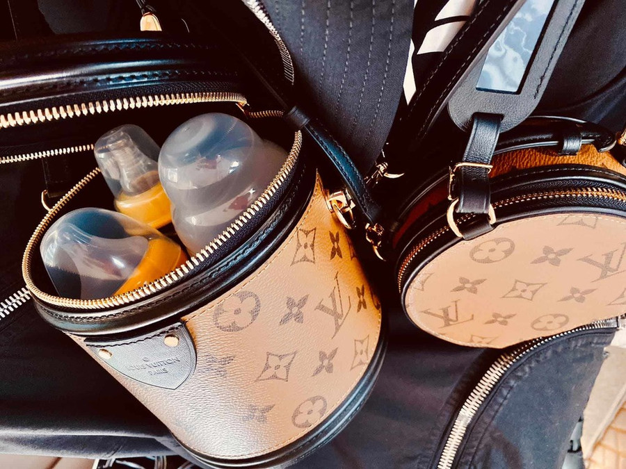 Cường Đô La cũng dùng túi hiệu đắt đỏ để đựng bình sữa cho con. Cường Đô La cũng dùng túi hiệu đắt đỏ để đựng bình sữa cho con.