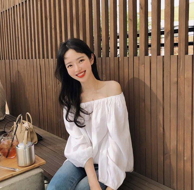 Áo trễ vai tay bồng có vẻ đẹp bắt mắt và điệu đà, dễ làm phái mạnh mê mẩn từ cái nhìn đầu tiên. Áo trễ vai tay bồng có vẻ đẹp bắt mắt và điệu đà, dễ làm phái mạnh mê mẩn từ cái nhìn đầu tiên.
