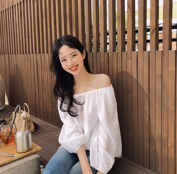 Áo trễ vai tay bồng có vẻ đẹp bắt mắt và điệu đà, dễ làm phái mạnh mê mẩn từ cái nhìn đầu tiên.