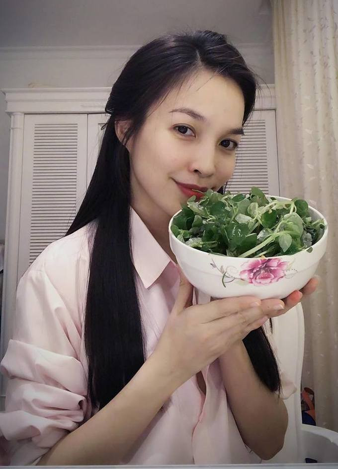 Cô nhiều lần tiết lộ, chế độ ăn, tập luyện và tinh thần ổn định là bí quyết giúp cô duy trì được nhan sắc.