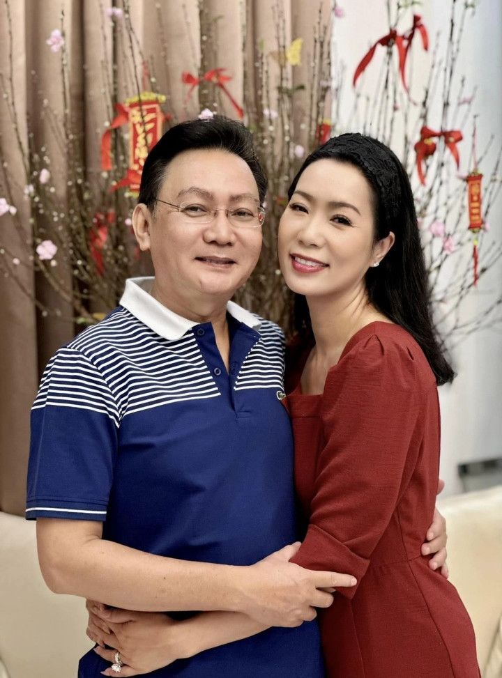 Á hậu Trịnh Kim Chi dù đã bước qua tuổi trung niên nhưng vẫn giữ được &quot;lửa&quot; hôn nhân với chồng.