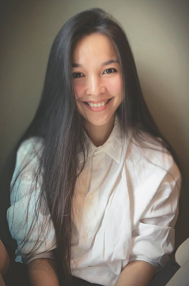 Sau khi tắm gội, nữ ca sĩ dùng toner chứa tinh chất hoa cúc để cân bằng pH, độ ẩm cho da mặt, cổ. Cô cũng nhấn mạnh: &quot;Da mặt rất nhạy cảm nên chống chỉ định các sản phẩm dưỡng có kết cấu dày đặc&quot;. Vùng da quanh mắt được Hiền Thục chăm chút kỹ lưỡng với dầu dưỡng để hạn chế quầng thâm, hình thành nếp nhăn. Cô cũng thoa một lớp son dưỡng ẩm cho môi sau khi tắm để bổ sung độ ẩm cũng như các dưỡng chất giúp môi duy trì độ mềm mượt, căng mọng.