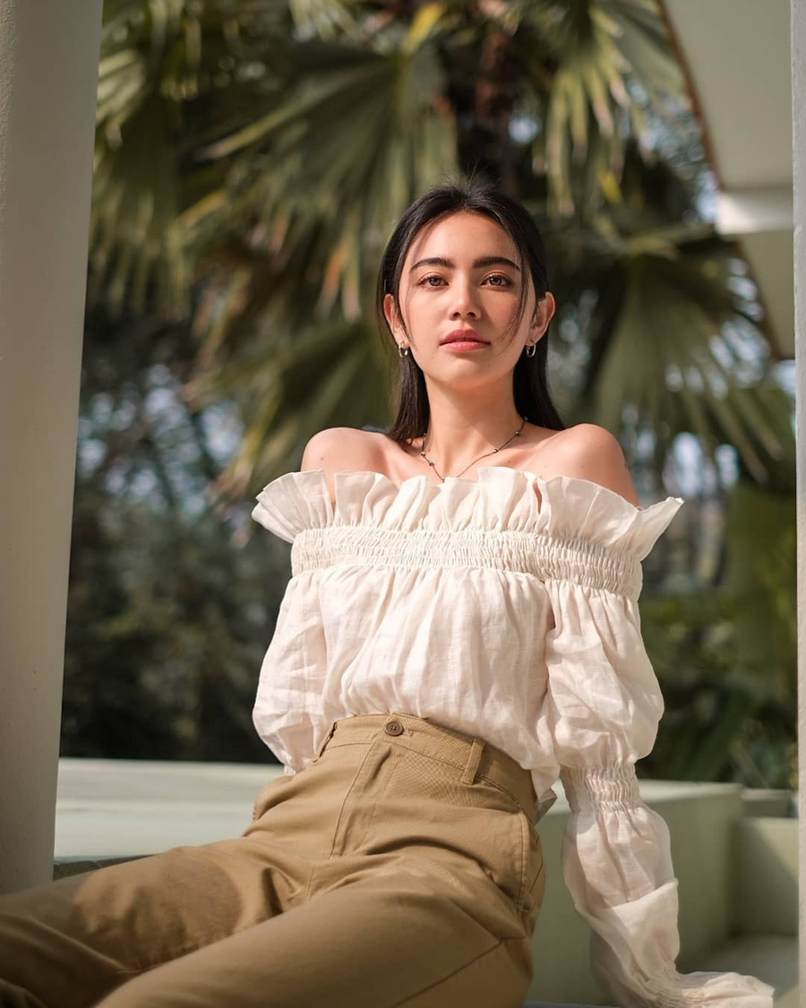 Áo trễ vai màu trắng tôn lên sự thanh tao, nhã nhặn của phái đẹp. Áo trễ vai màu trắng tôn lên sự thanh tao, nhã nhặn của phái đẹp.