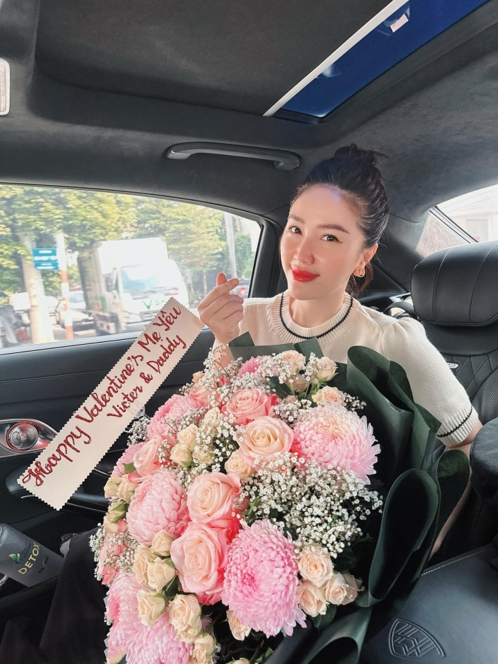 Bảo Thy chụp hình vui vẻ bên bó hoa lộng lẫy chồng tặng nhân dịp 14/2.