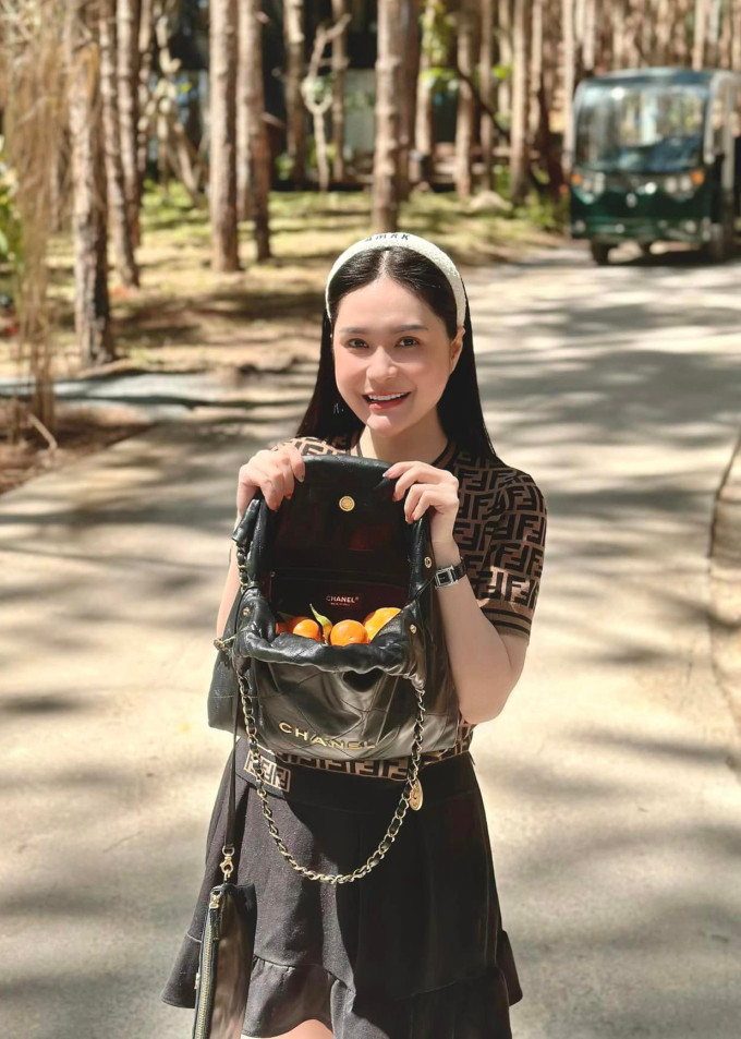 Đoàn Băng Di nổi tiếng với những món đồ hiệu đắt đỏ. Mới đây, cô khoe chiếc túi Chanel 22, có giá khoảng từ 5.800 USD (hơn 130 triệu đồng) đựng đầy quýt khiến tín đồ thời trang có phần xót xa. Đoàn Băng Di nổi tiếng với những món đồ hiệu đắt đỏ. Mới đây, cô khoe chiếc túi Chanel 22, có giá khoảng từ 5.800 USD (hơn 130 triệu đồng) đựng đầy quýt khiến tín đồ thời trang có phần xót xa.